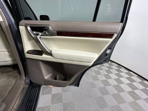 Used 2017 Lexus GX 460 Premium w/ Premium Package image 24