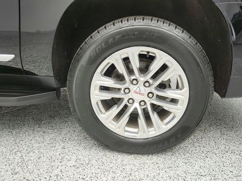 Used 2022 GMC Yukon XL SLT w/ SLT Premium Package image 9