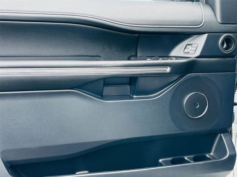 Used 2020 Ford Expedition XLT w/ Equipment Group 202A AWD/4WD image 14