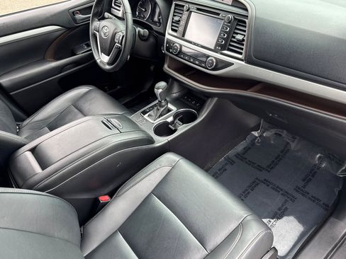 Used 2019 Toyota Highlander XLE AWD/4WD image 35