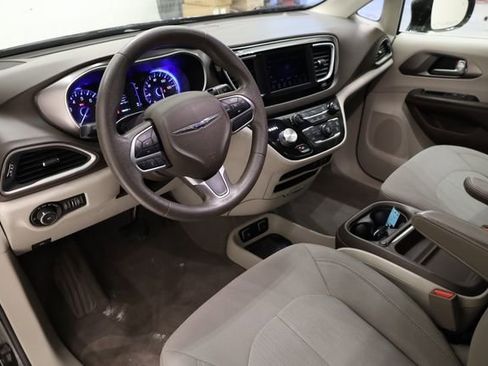 Used 2018 Chrysler Pacifica Touring Plus image 12