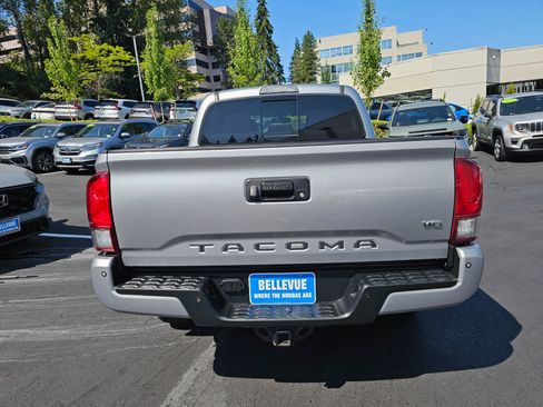 Used 2017 Toyota Tacoma TRD Off-Road w/ Premium & Technology Package AWD/4WD image 6