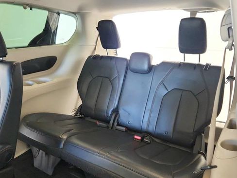 Used 2017 Chrysler Pacifica Touring-L FWD image 28