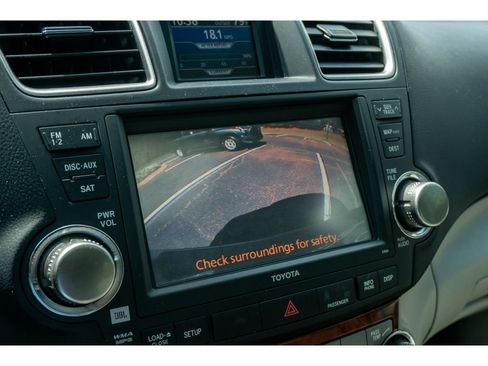 Used 2012 Toyota Highlander Limited w/ Tow Pkg FWD image 22
