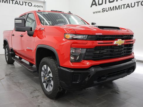 Used 2024 Chevrolet Silverado 2500 Custom w/ Custom Value Package AWD/4WD image 2