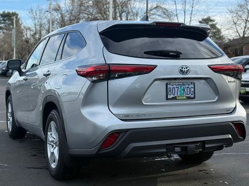 Used 2022 Toyota Highlander LE image 3