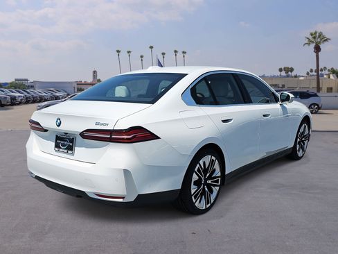 Used 2025 BMW 530i w/ Premium Package RWD image 5