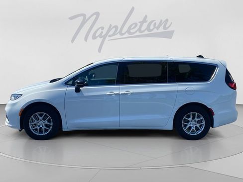 Used 2025 Chrysler Pacifica Select FWD image 2