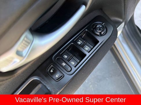 Used 2019 Jeep Renegade Latitude FWD image 11