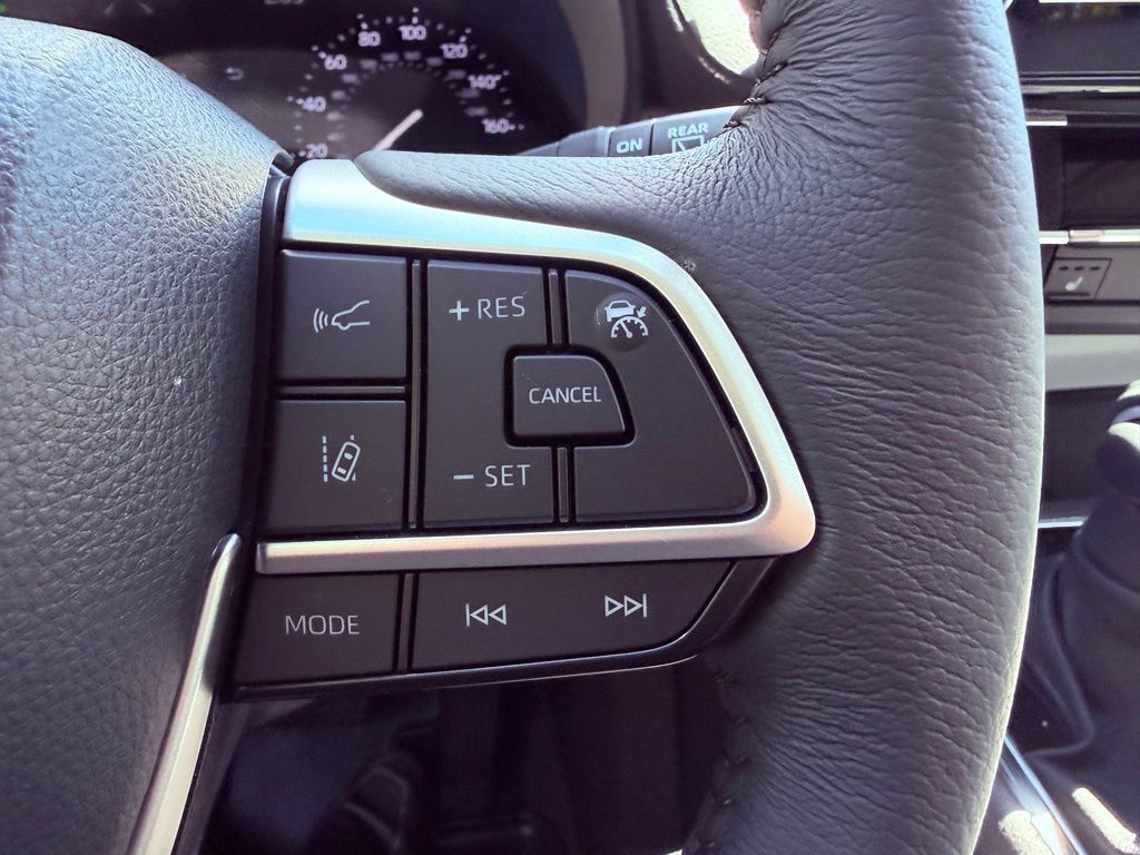 Used 2026 Toyota Sienna XLE FWD image 24