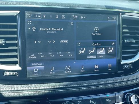 Used 2023 Chrysler Pacifica Touring FWD image 13