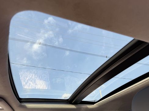 Used 2012 Hyundai Veloster w/ Style Pkg image 19