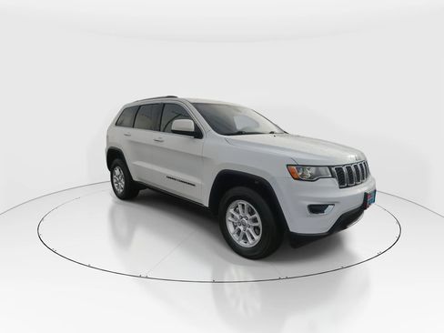Used 2020 Jeep Grand Cherokee Laredo image 2
