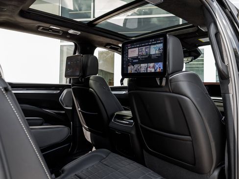 Used 2025 Cadillac Escalade ESV V image 34