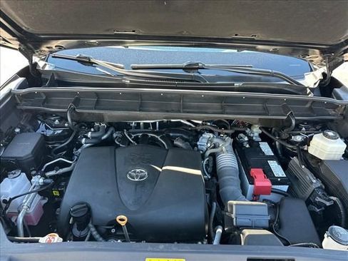 Used 2022 Toyota Highlander XLE FWD image 32