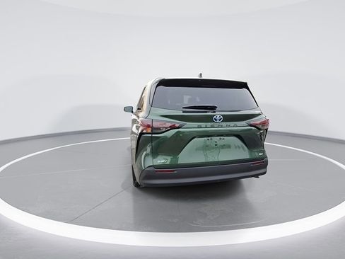 Used 2025 Toyota Sienna XLE image 8