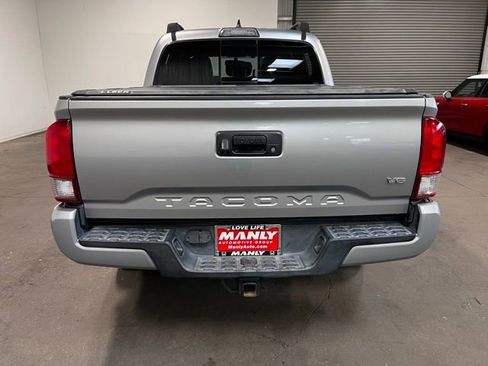 Used 2017 Toyota Tacoma TRD Sport AWD/4WD image 4