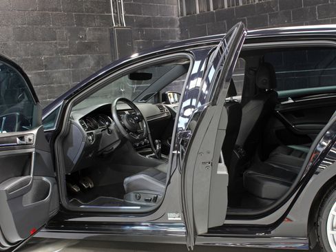 Used 2017 Volkswagen Golf R 4-Door image 17