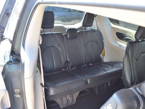 Used 2022 Chrysler Pacifica Touring-L FWD image 38