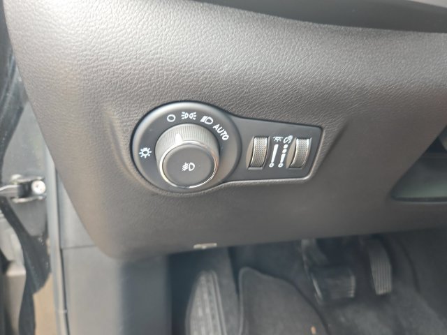 Used 2025 Jeep Compass Latitude AWD/4WD image 17