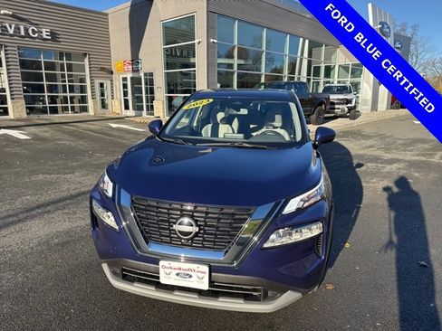 Used 2023 Nissan Rogue SV image 2
