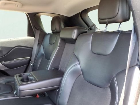 Used 2021 Jeep Cherokee Latitude Plus FWD image 12