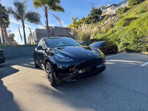Used 2024 Tesla Model Y Long Range RWD image 3