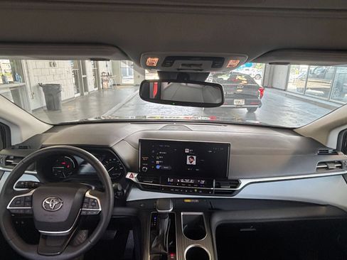Used 2025 Toyota Sienna XLE FWD image 35