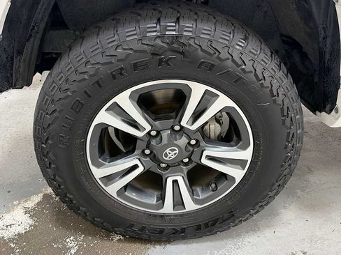Certified 2019 Toyota Tacoma TRD Sport w/ Technology Package AWD/4WD image 10