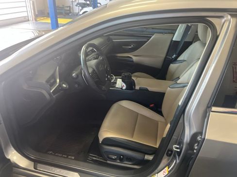 Used 2019 Lexus ES 350 w/ Premium Package FWD image 4