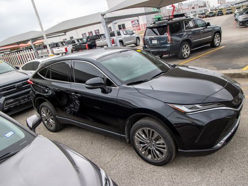 Used 2023 Toyota Venza Limited image 7