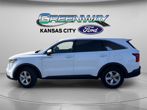 Used 2023 Kia Sorento LX image 4