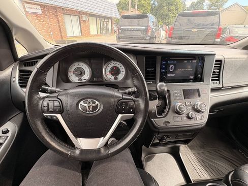 Used 2017 Toyota Sienna SE Premium FWD image 40