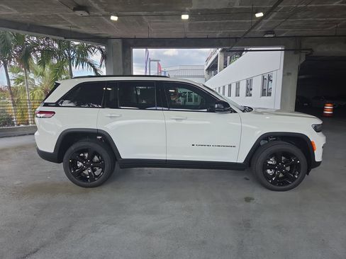 New 2025 Jeep Grand Cherokee Limited w/ Black Appearance Package image 4
