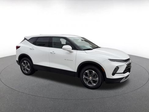 Used 2025 Chevrolet Blazer LT FWD image 2