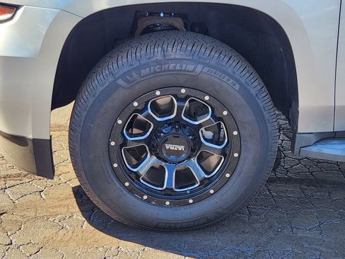 Used 2015 Chevrolet Tahoe LT w/ Luxury Package AWD/4WD image 12