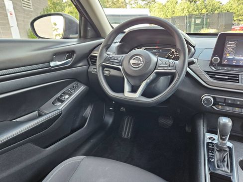 Used 2025 Nissan Altima 2.5 SV FWD image 9