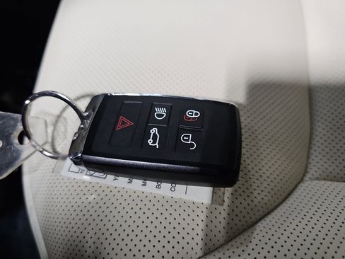 Used 2025 Land Rover Range Rover SE image 38