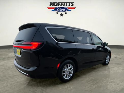 Used 2023 Chrysler Pacifica Touring-L image 5