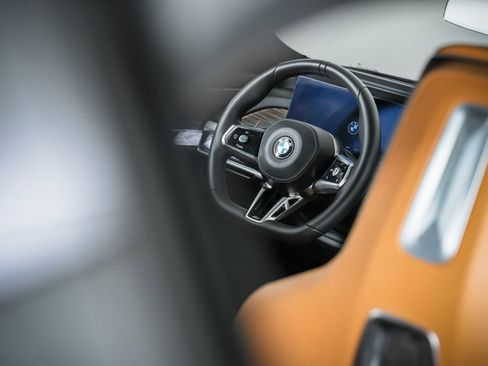 Used 2023 BMW 740i w/ Parking Assistance Package image 72