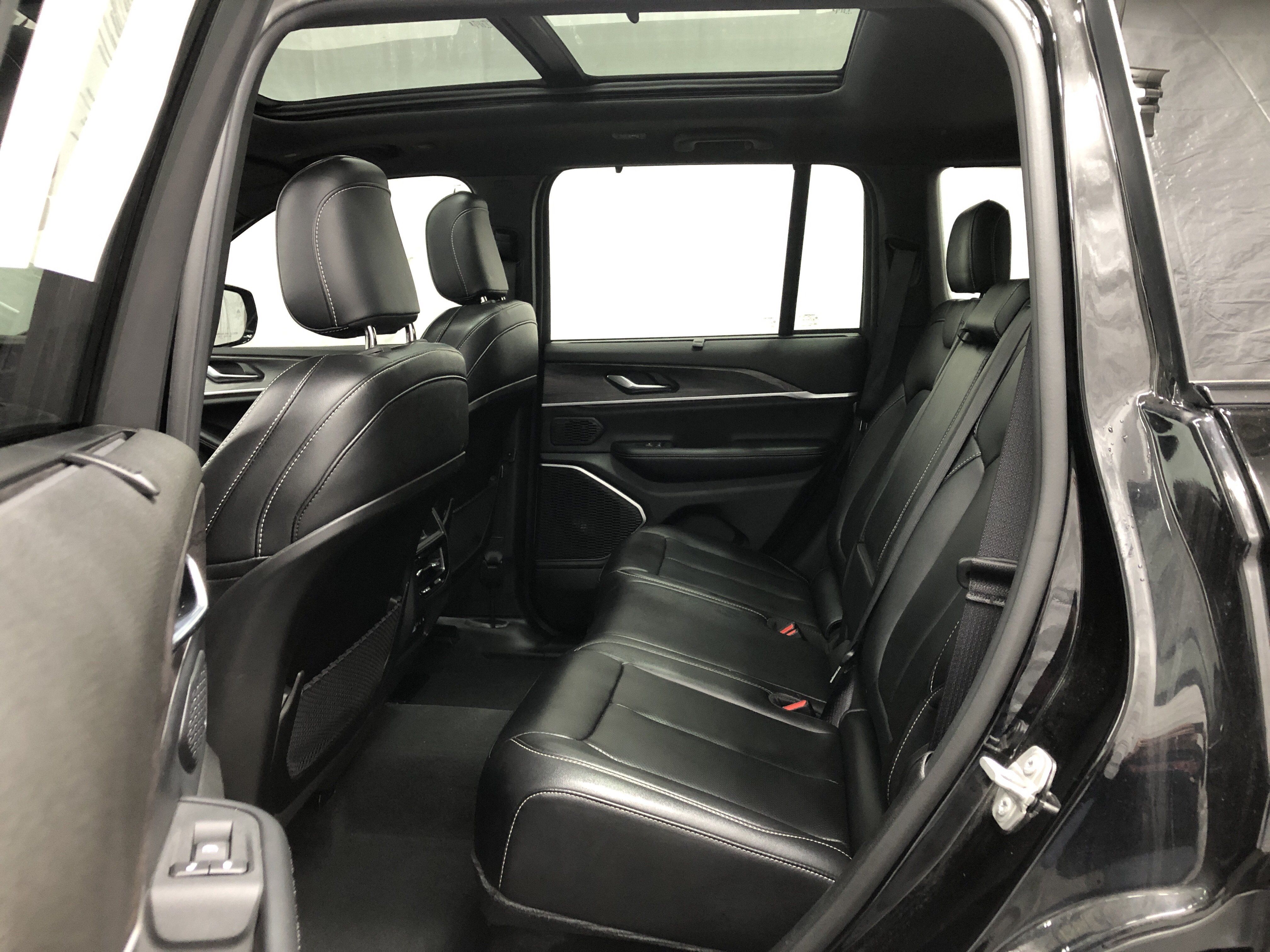 Certified 2024 Jeep Grand Cherokee Limited w/ Luxury Tech Group II AWD/4WD image 12