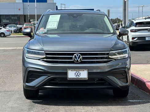 Used 2023 Volkswagen Tiguan SE w/ Panoramic Sunroof Package FWD image 9