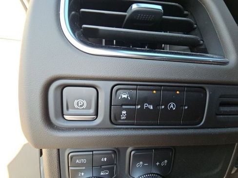 Used 2024 GMC Yukon SLT image 12