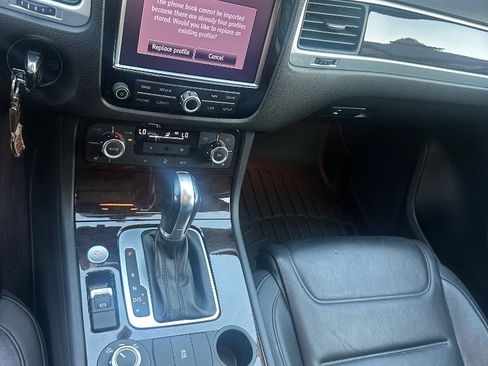 Used 2013 Volkswagen Touareg Executive AWD/4WD image 21