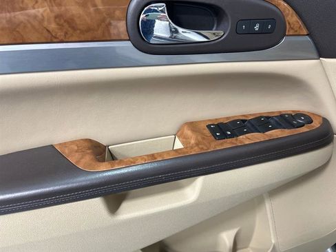 Used 2011 Buick Enclave CXL image 19