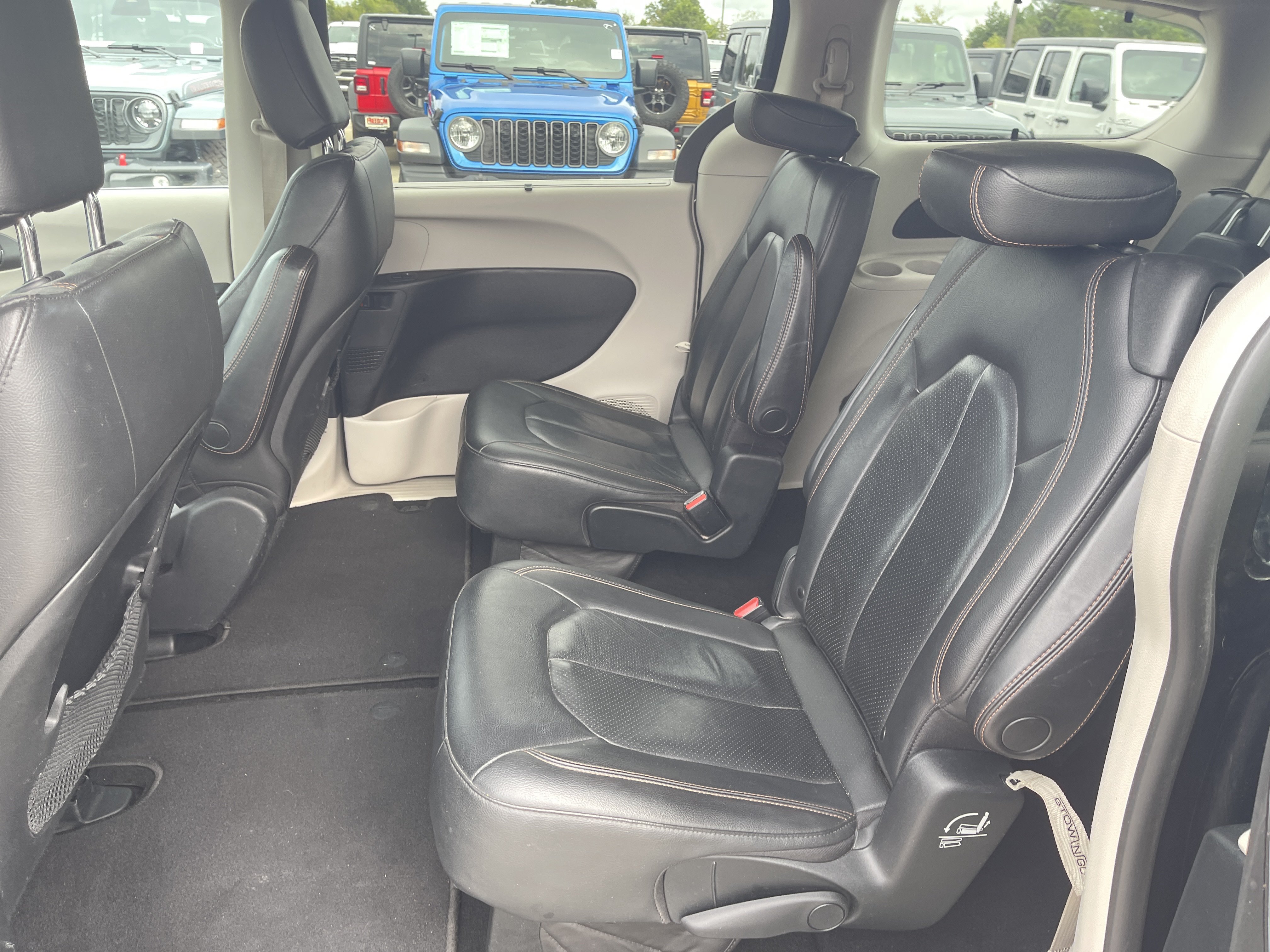 Used 2020 Chrysler Pacifica Touring-L w/ Tire & Wheel Group FWD image 19