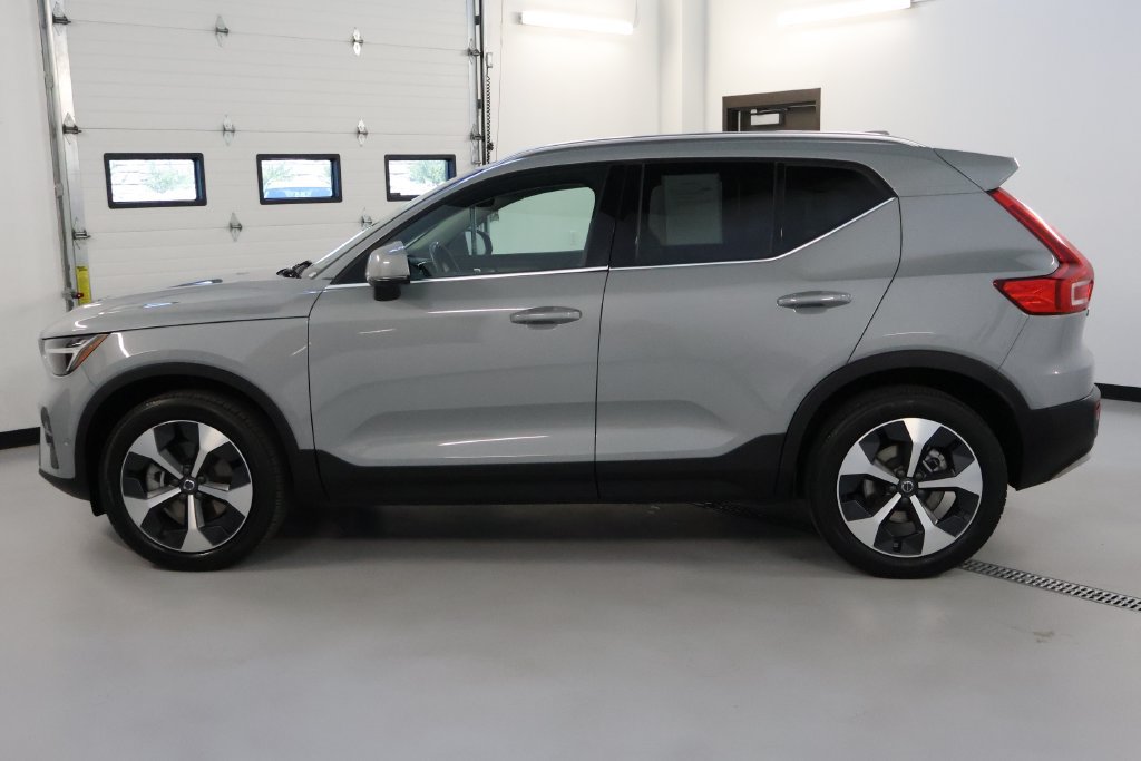 Used 2024 Volvo XC40 B5 Plus AWD/4WD image 4
