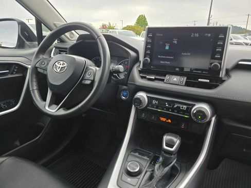 Used 2022 Toyota RAV4 XLE Premium AWD/4WD image 11