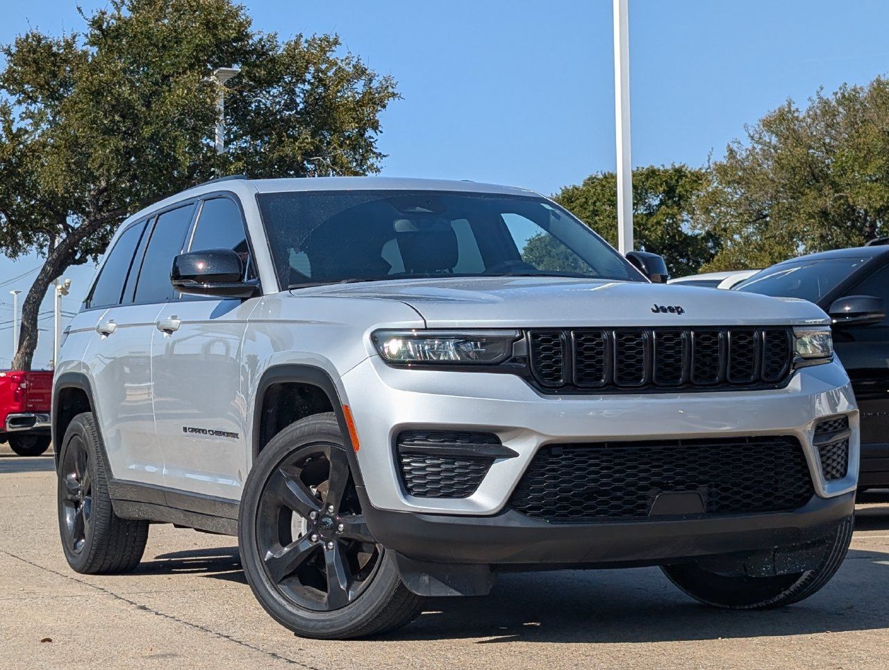 Used 2024 Jeep Grand Cherokee Altitude AWD/4WD image 2