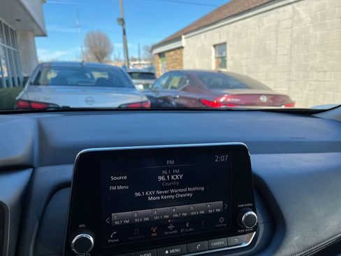 Used 2025 Nissan Rogue SV image 17